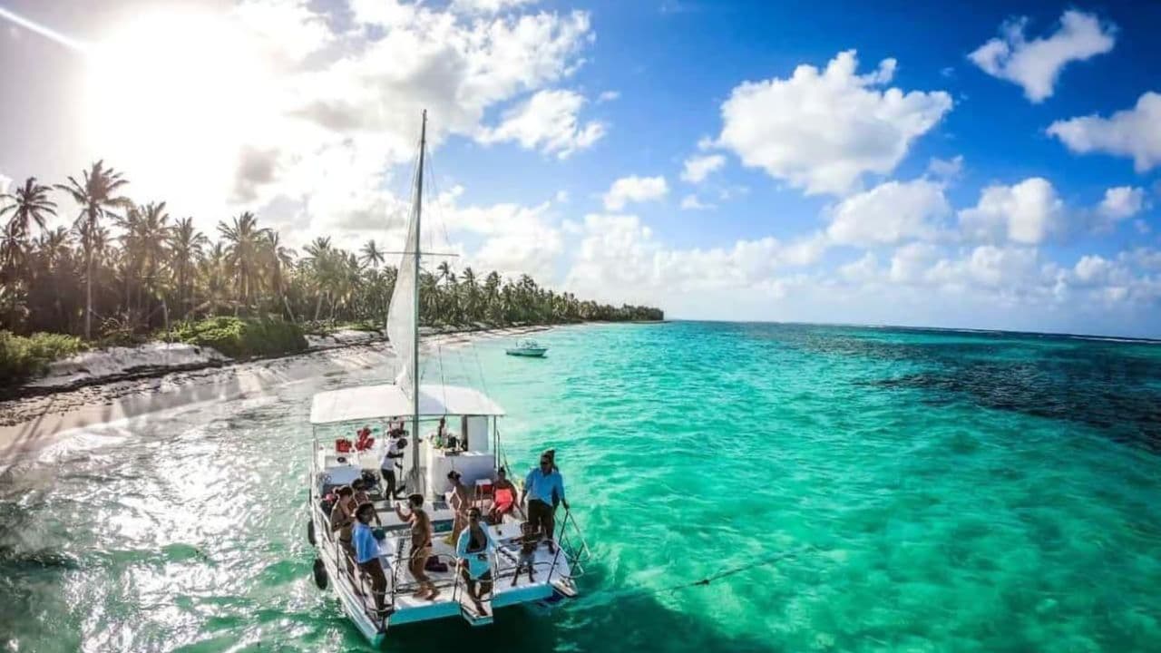 Punta Cana: Sunset Party Boat with Snorkeling â Guided tour and outdoor activity